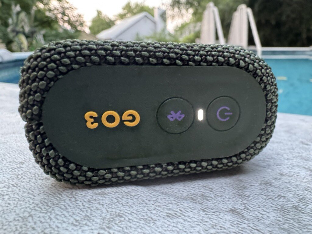 The buttons are simple and clear: one to turn it on and off, another to put it in pairing mode. (Credit: Timothy R. Butler)